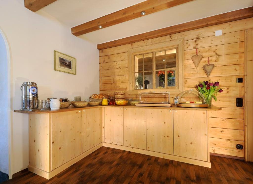Haus Kueng Bed & Breakfast Zuers Bagian luar foto
