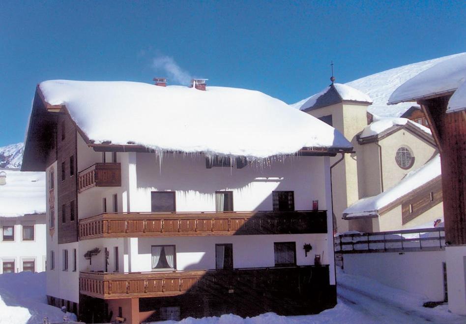Haus Kueng Bed & Breakfast Zuers Bagian luar foto