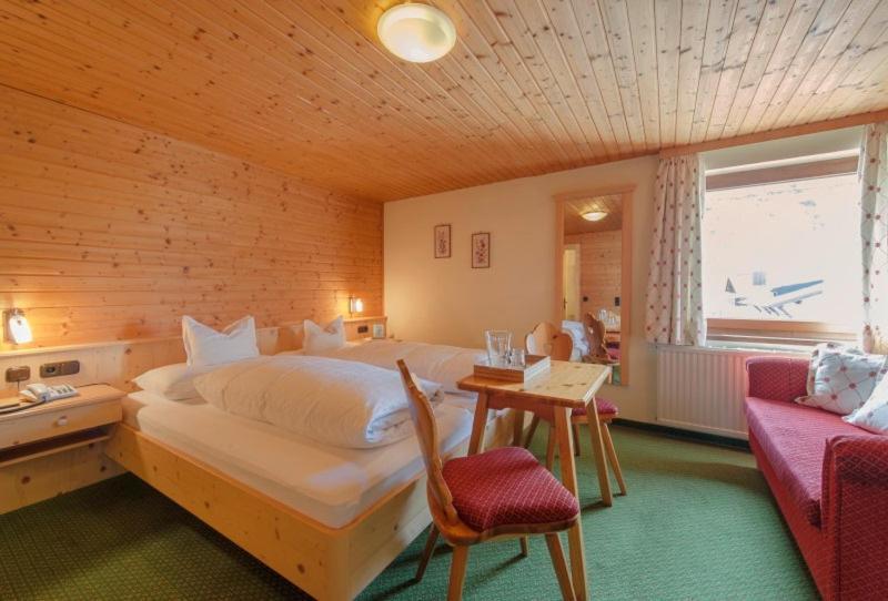 Haus Kueng Bed & Breakfast Zuers Bagian luar foto