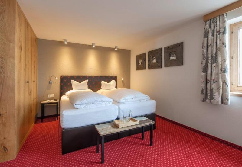 Haus Kueng Bed & Breakfast Zuers Bagian luar foto