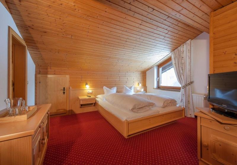 Haus Kueng Bed & Breakfast Zuers Bagian luar foto