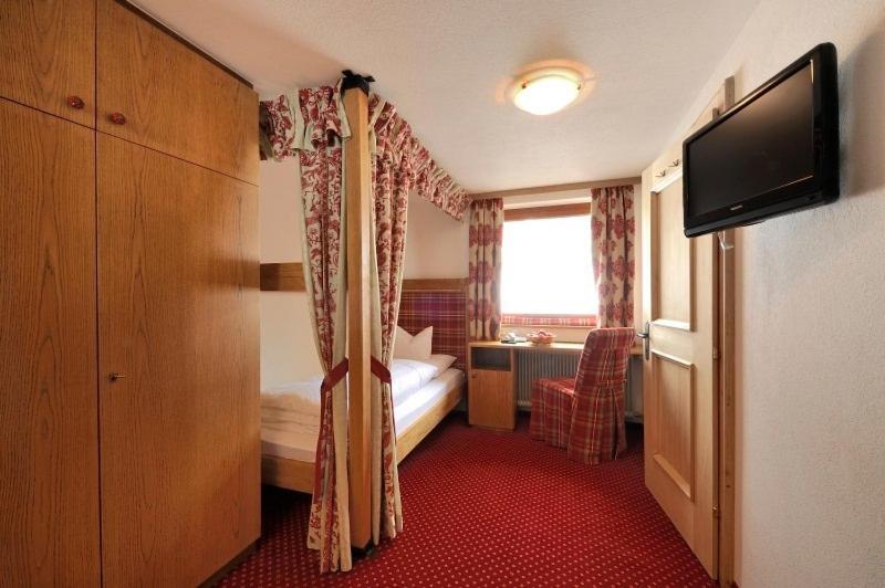Haus Kueng Bed & Breakfast Zuers Bagian luar foto