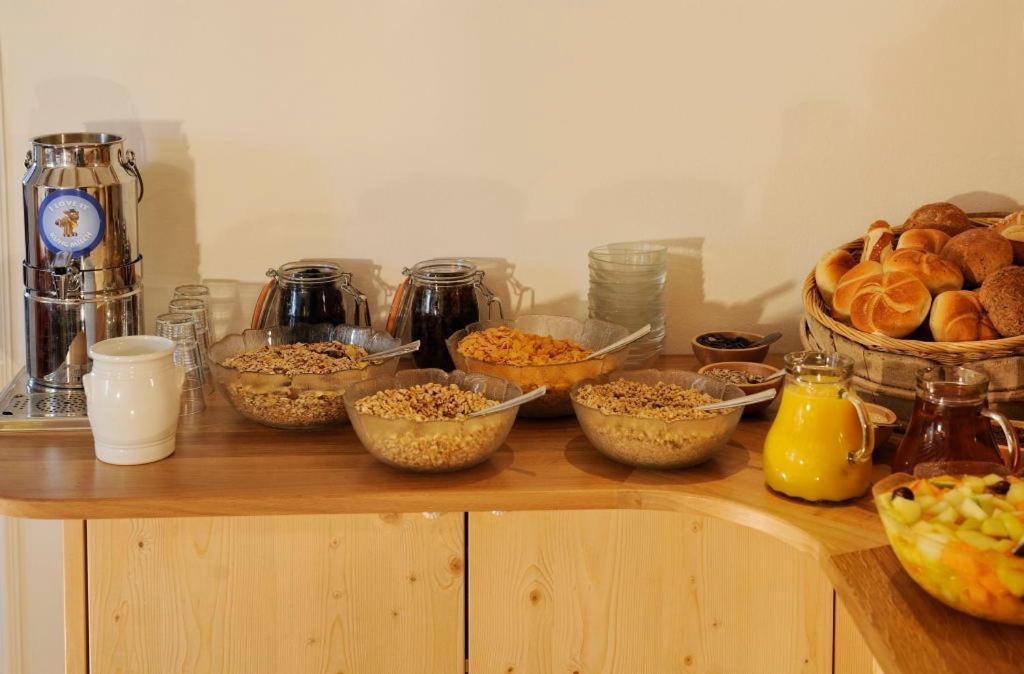 Haus Kueng Bed & Breakfast Zuers Bagian luar foto
