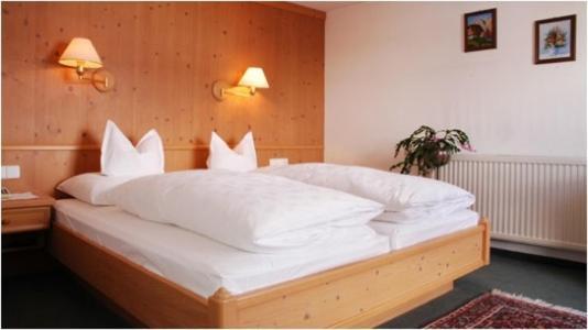 Haus Kueng Bed & Breakfast Zuers Bagian luar foto