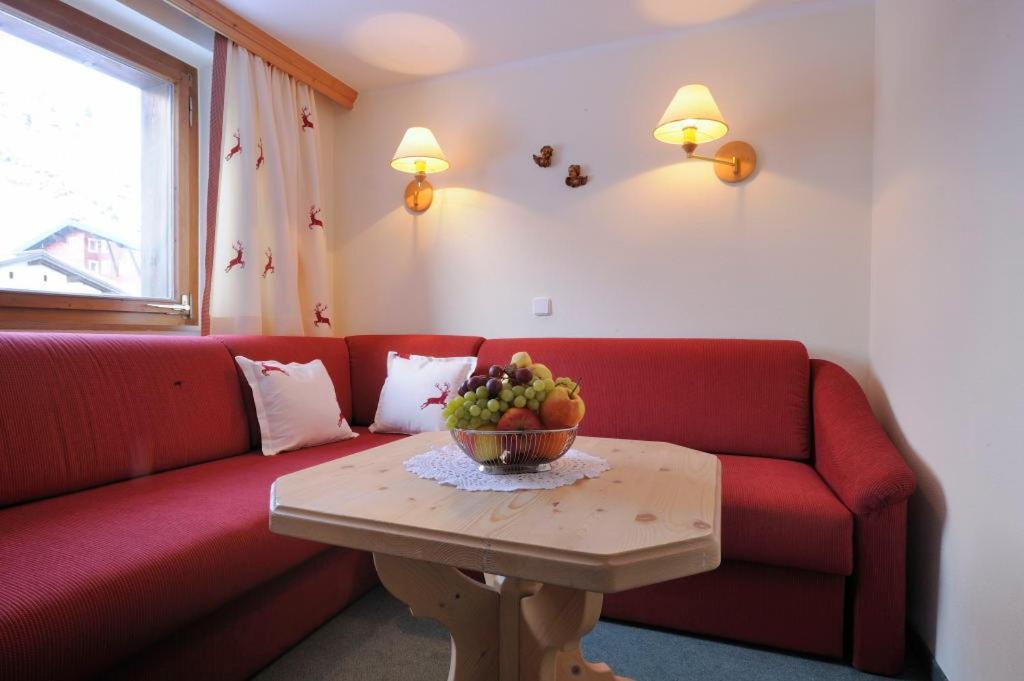 Haus Kueng Bed & Breakfast Zuers Bagian luar foto
